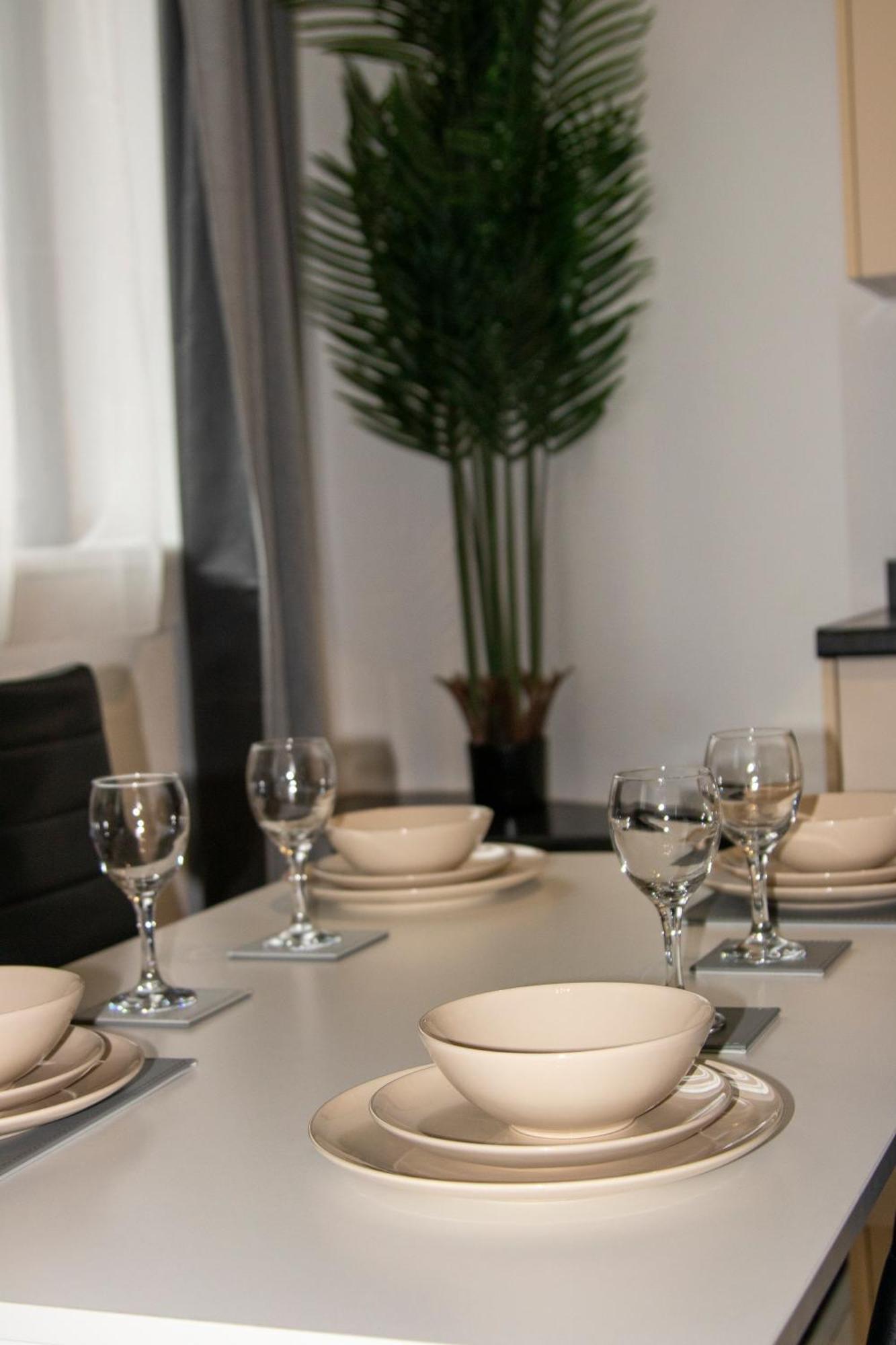Ideal For Groups - 2 Bedroom Apartment - Free Parking, Transit Links, Close To Stadiums Manchester Buitenkant foto
